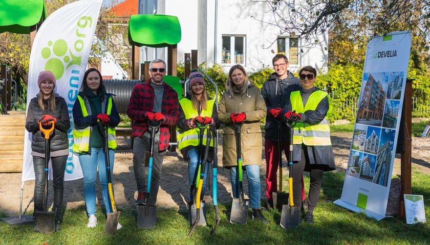 Na zdjęciu dzieci i wolontariusze firmy Develia podczas wspólnego sadzenia drzew i krzewów w Przedszkolu nr 82 we Wrocławiu