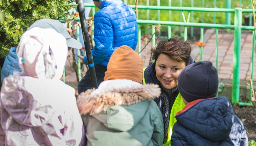 Na zdjęciu dzieci i wolontariusze firmy Develia podczas wspólnego sadzenia drzew i krzewów w Przedszkolu nr 82 we Wrocławiu