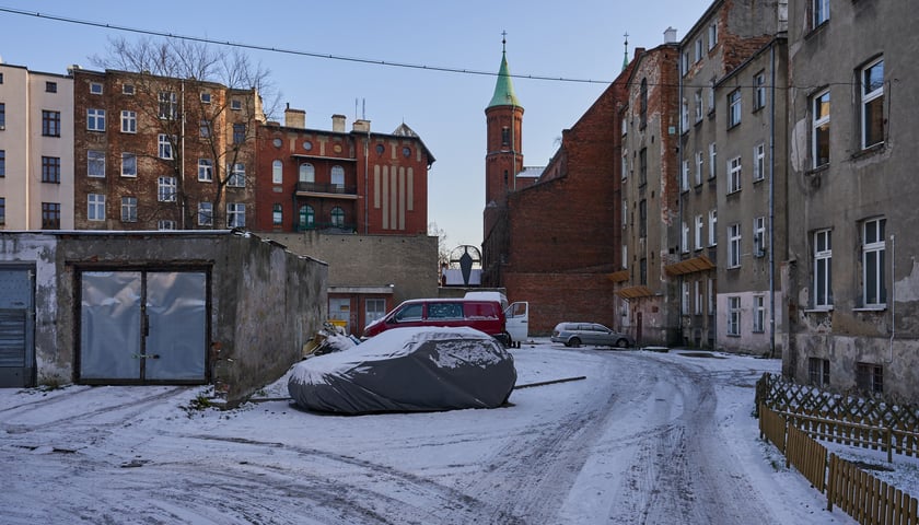 Na zdjęciu podwórku na wrocławskim Nadodrzu w kwartale: pl. Strzelecki, ul. Łowiecka, ul. Bp. Tomasza Pierwszego oraz pl. Staszica stan na grudzień 2022 r.