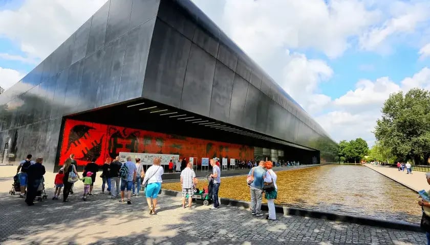 Na zdjęciu widać budynek Afrykarium we wrocławskim ogrodzie zoologicznym 