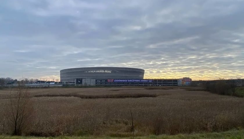 Powiększ obraz: Działka ze stawem przy stadionie