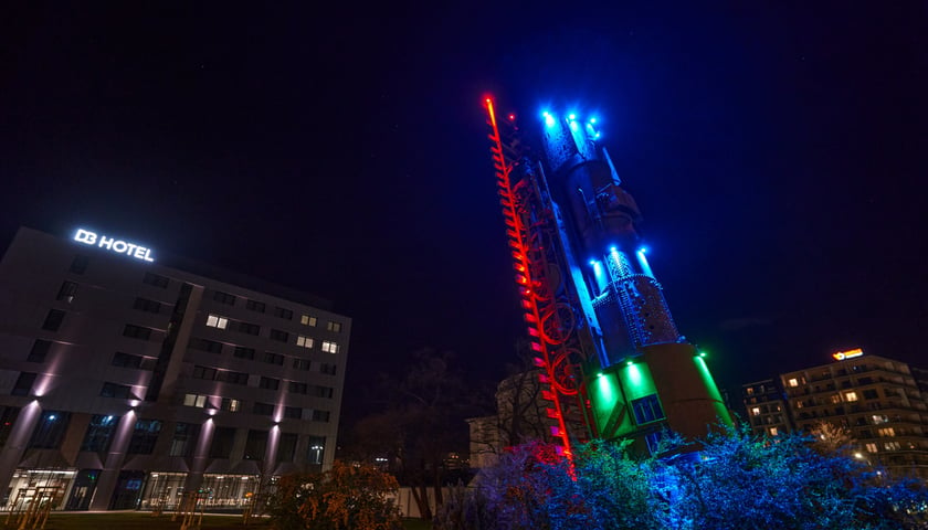 Na zdjęciu nowa iluminacja rzeźby „Pociąg do nieba” na placu Strzegomskim we Wrocławiu