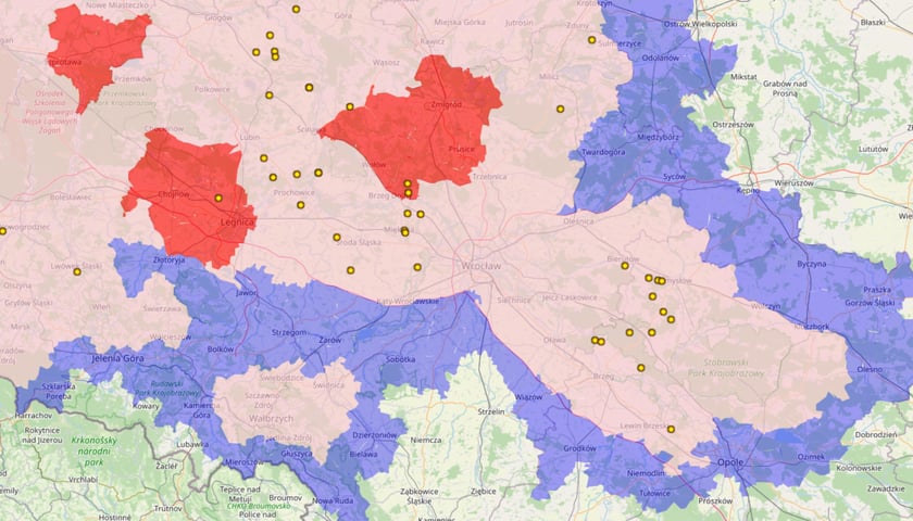 Powiększ obraz: Mapa przedstawiająca obszary objęte ograniczeniami w związku z ASF. Kolor niebieski ? strefa I, kolor różowy ? strefa II, kolor czerwony ? strefa III.