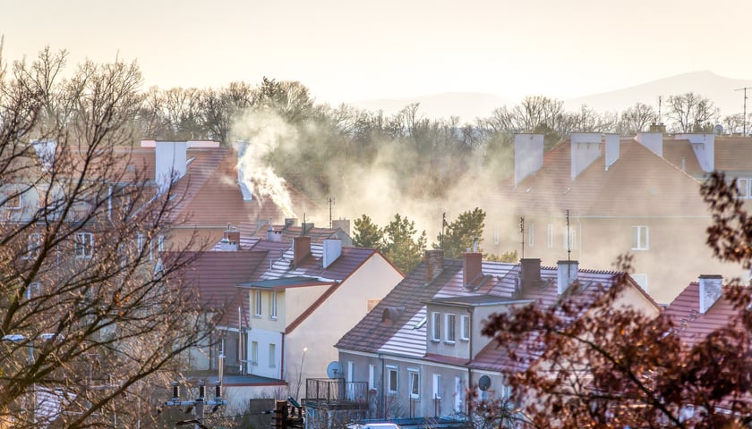 Na zdjęciu: dym wydobywający się z kominów domów