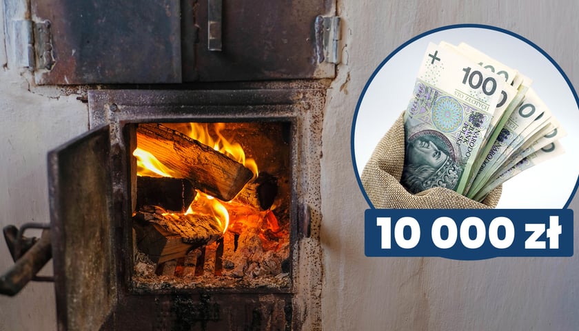 Na zdjęciu widać stary piec kaflowy, a z prawej strony grafikę przedstawiającą banknoty i liczbę 10 000 złotych