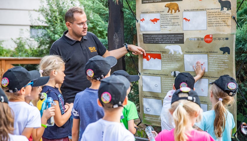 Dzieci podczas zajęć edukacyjnych w Zoo Wrocław / zdjęcie ilustracyjne