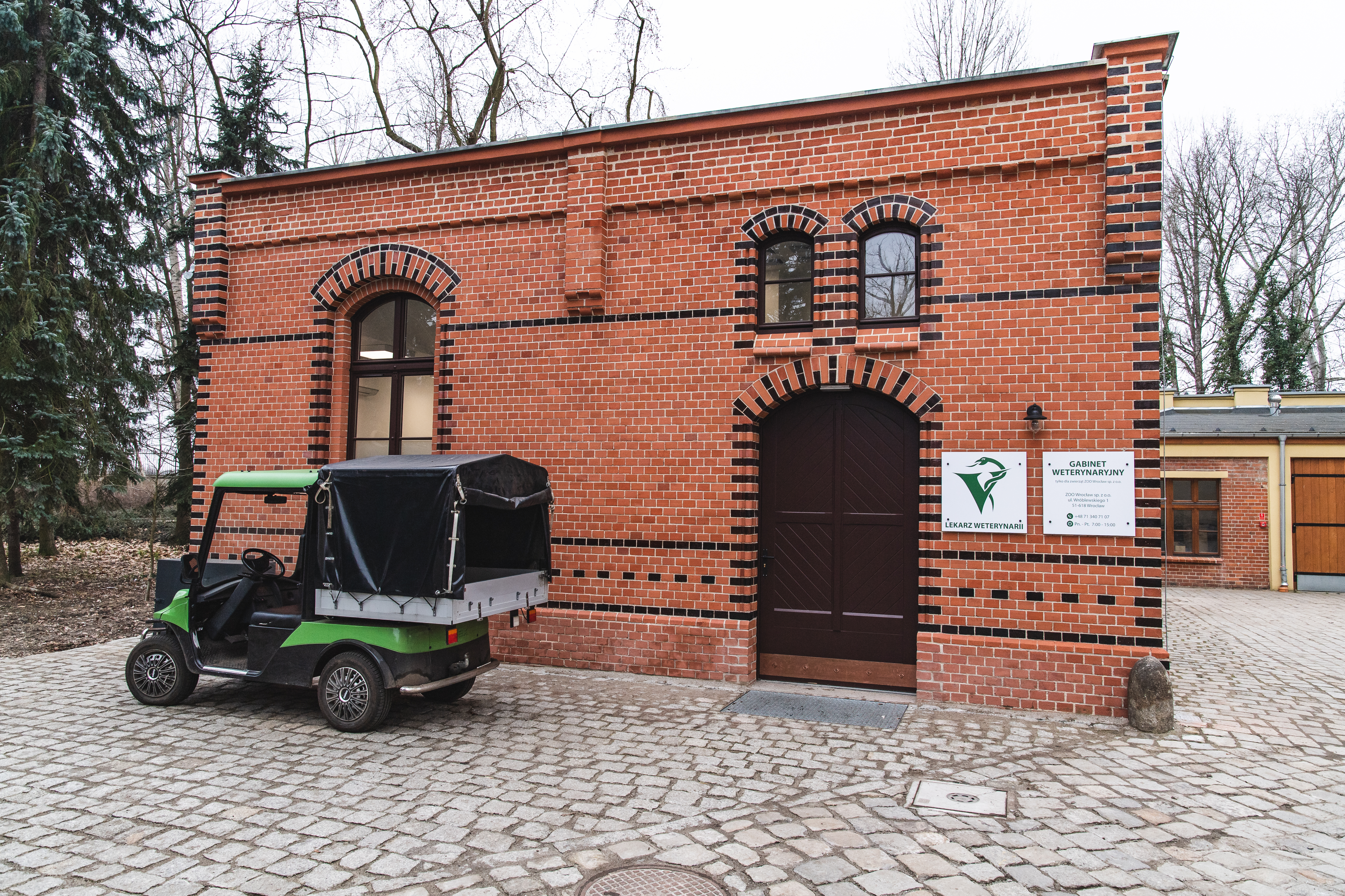 Zabytkowe pomieszczenie w ogrodzie zoologicznym, gdzie powstała lecznica dla zwierząt