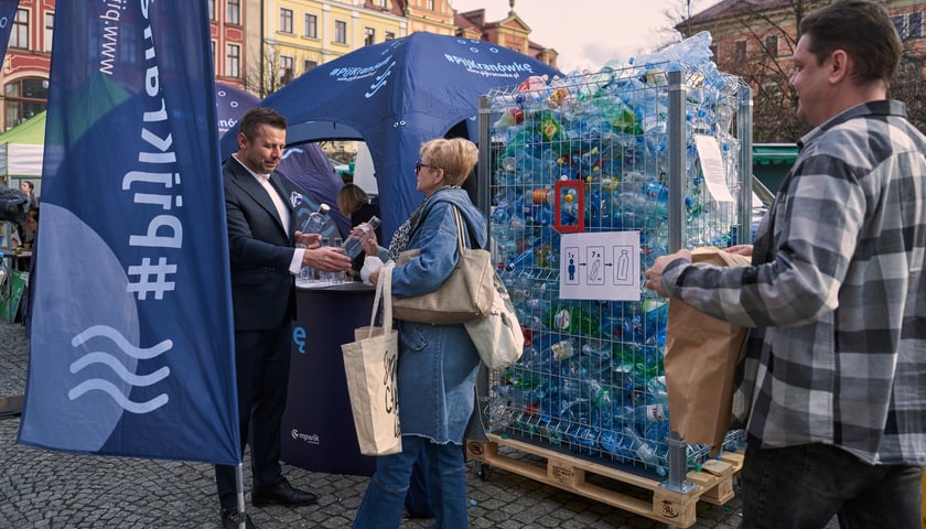 Światowy Dzień Wody - ekologiczna wymiana 22 marca na placu Solnym we Wrocławiu, akcja MPWiK
