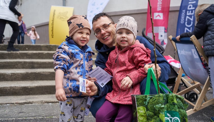 Uczestnicy pikniku Zielona Legnicka na placu Strzegomskim - 25 marca 2023 r.