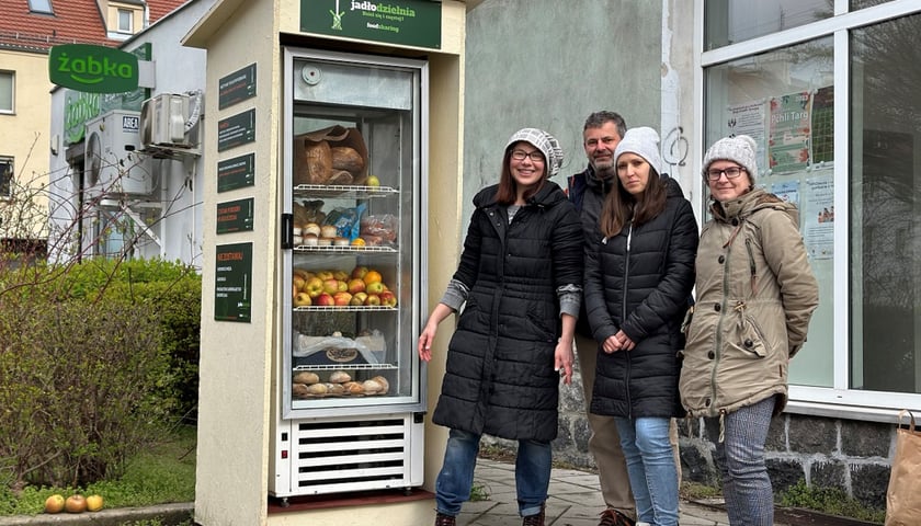 Na Tarnogaju przy ul Henrykowskiej 2 przed siedzibą rady osiedla działa już siedemnasta we Wrocławiu Jadłodzielnia Foodsharing.