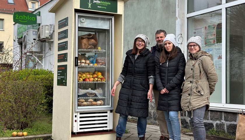 Powiększ obraz: Na Tarnogaju przy ul Henrykowskiej 2 przed siedzibą rady osiedla działa już siedemnasta we Wrocławiu Jadłodzielnia Foodsharing.