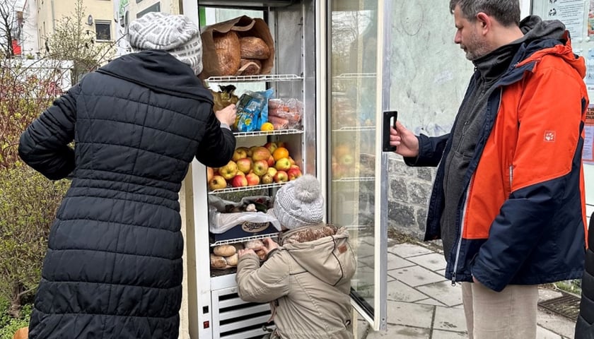 Jadłodzielnia na Tarnogaju już działa. Można się częstować, a także przynosić to, czego nie zjemy. 