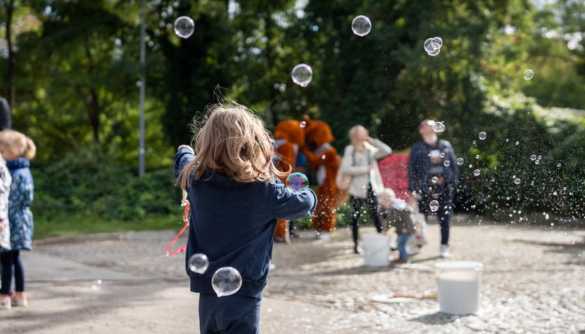 Dzieci puszczające bańki mydlane w trakcie plenerowego pikniku Ekosystemu, zdjęcie archiwalne