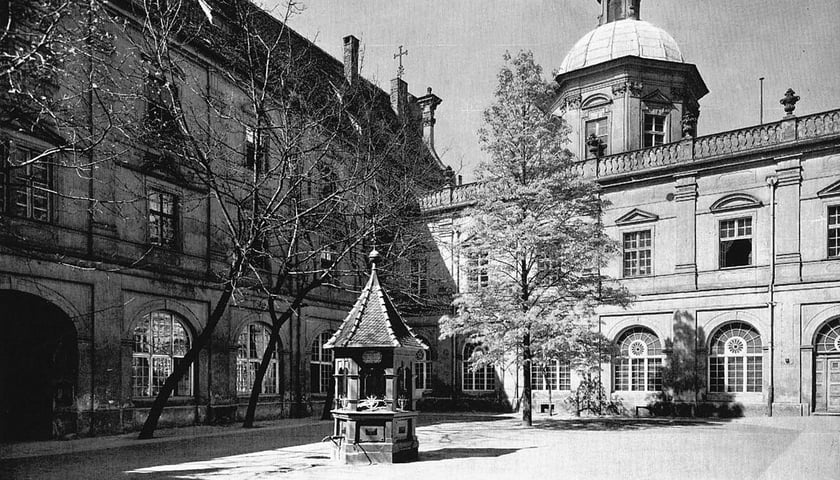 Powiększ obraz: Zdjęcie dziedzińca Ossolineum, rok 1920-1920