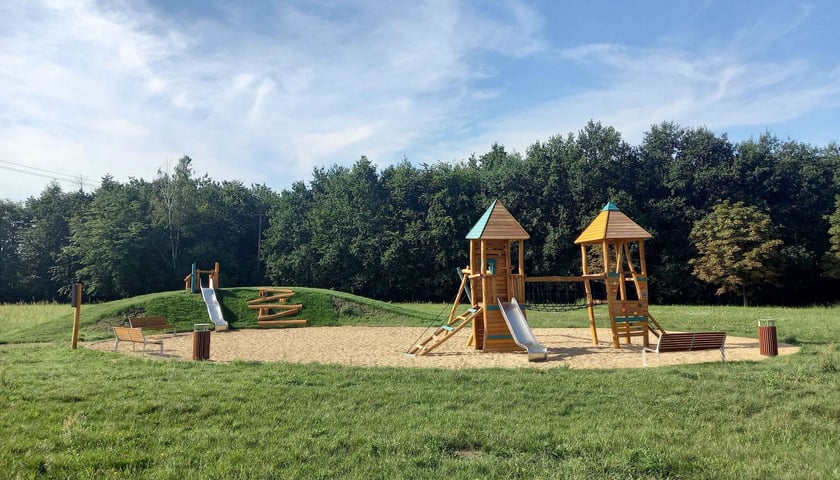 Nowy plac zabaw w obrębie osiedla Leśnica niedaleko Nowych Żernik - przy ul. Lewej