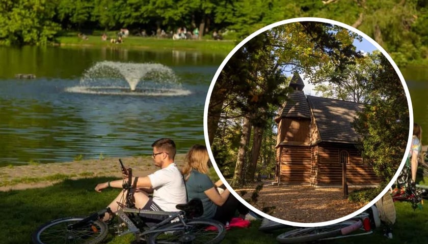 Ludzie odpoczywają w jednym z wrocławskich parków, w kółeczku drewniany kościółek