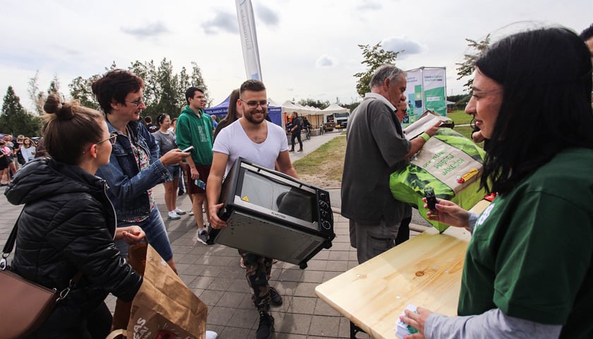 Powiększ obraz: <p>Pan Łukasz z Biskupina w kolejce do elektrośmieci</p>