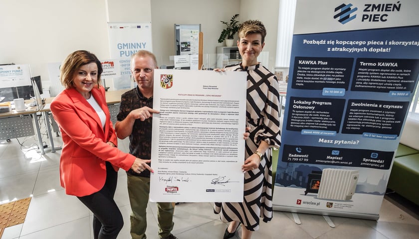 Konferencja prasowa na temat dotacji na termomodernizację oraz wymianę pieca. Na zdjęciu od lewej: Małgorzata Demianowicz, Krzysztof Smolnicki, Katarzyna Szymczak-Pomianowska