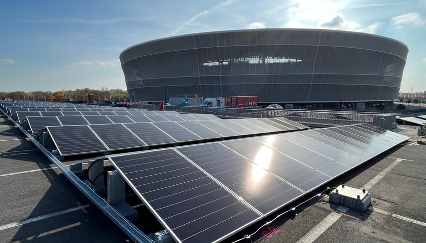 Powiększ obraz: Panele fotowoltaiczne przy stadionie Tarczyński Arena