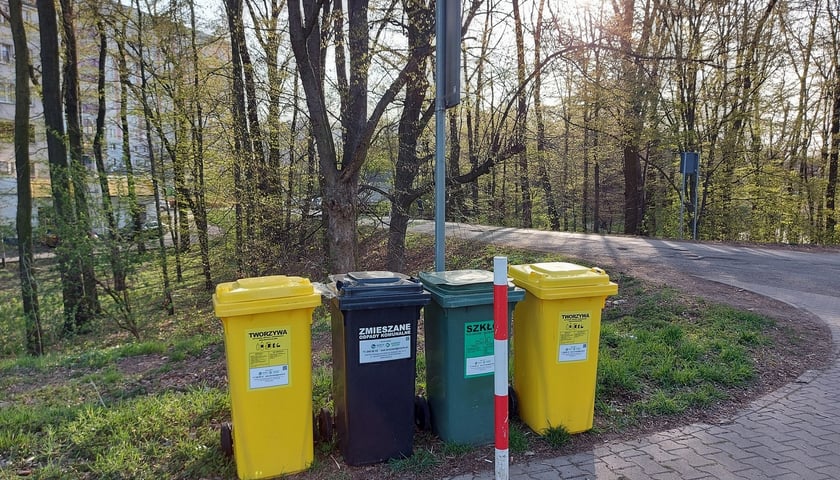 Wśród zestawów pojemników na wałach znajdziemy te do tworzyw, szkła i odpadów zmieszanych