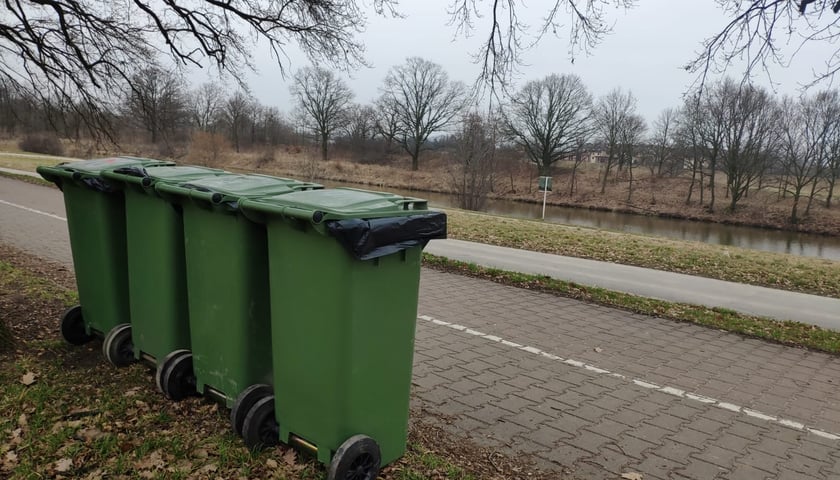 Pojemniki na wałach nad Odrą