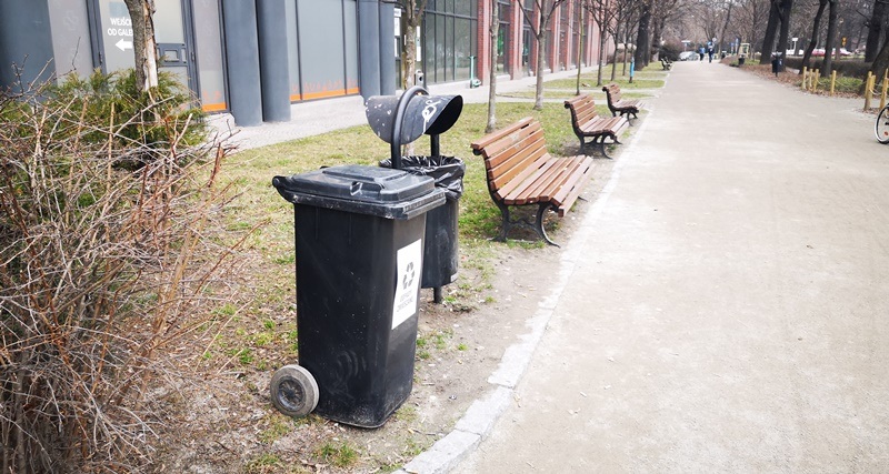 Dodatkowe kubły na śmieci na Promenadzie Śródmiejskiej