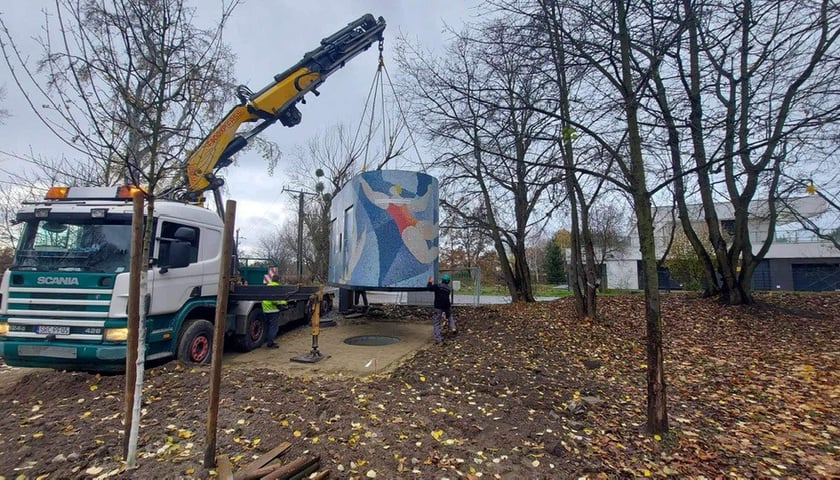 Montaż toalety przy jeziorze Pawłowickim - 20.11.2024