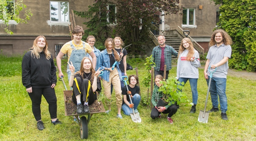 Uczniowie XIV LO po lekcjach sadzą szkolny sad