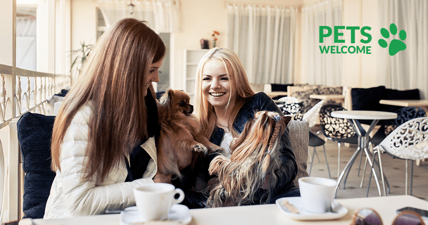 Na zdjęciu dwie kobiety i pies. Sprawdź listę PETS WELCOME