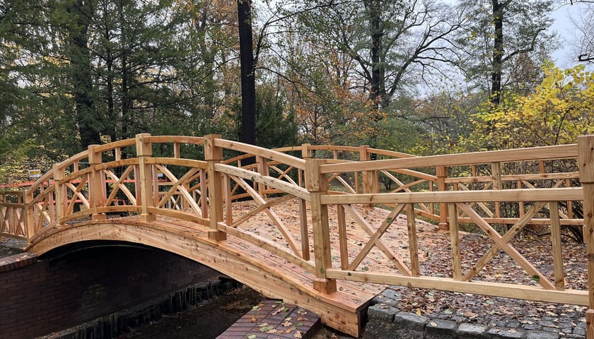 Mostek w parku Szczytnickim po renowacji