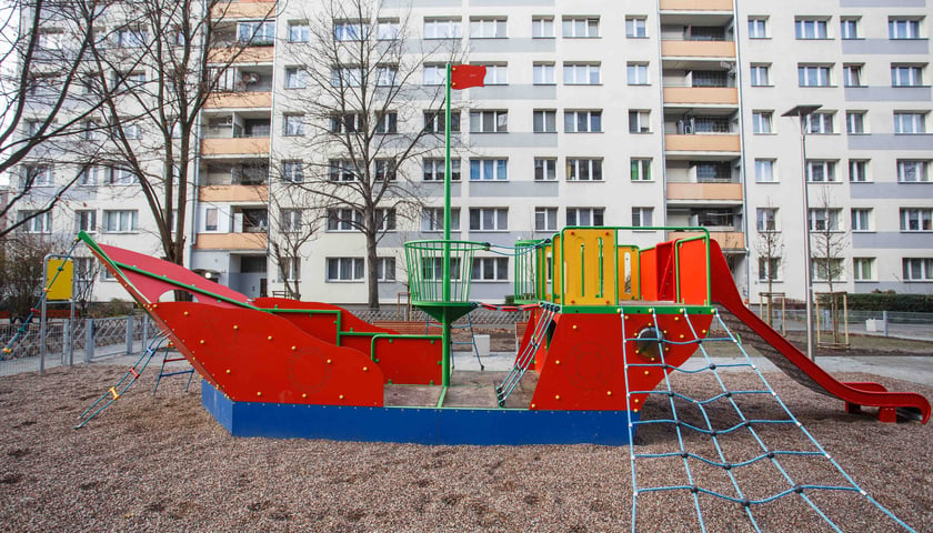 Nowy plac zabaw na jednym z podwórek na wrocławskim Sczepinie