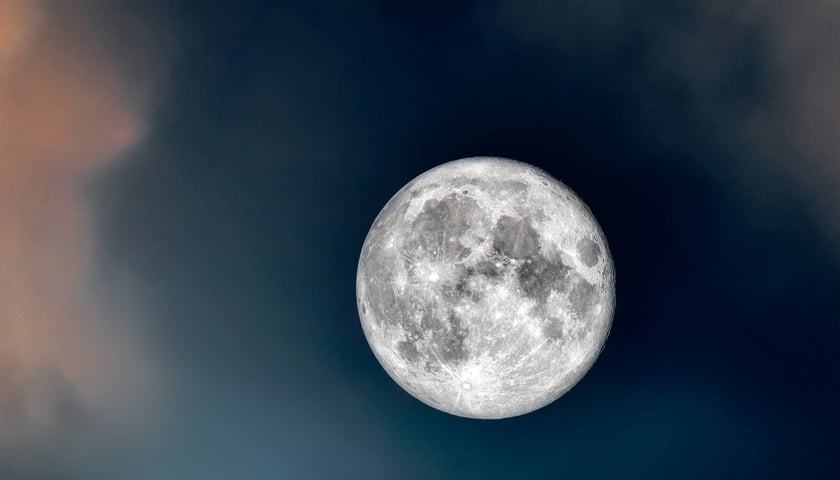 <p>W grudniu będziemy podziwiać na niebie Pełnię Zimnego Księżyca, zwaną też Pełnią Długiej Nocy lub Pełnią Dębową.&nbsp;</p>