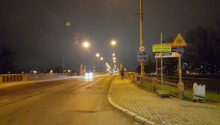 Tabliczka informująca o ptasiej grypie przy wjeździe na most Osobowicki