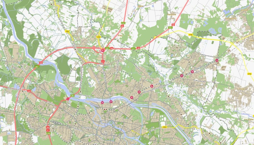 Mapa Wrocławia z zaznaczonymi punktami, w których umieszczone zostały znaki informujące o ptasiej grypie