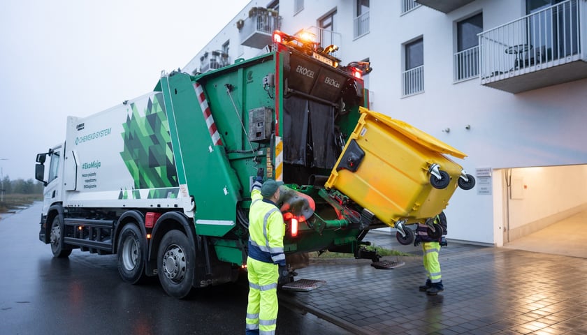 Śmieciowe ABC. Jak prawidłowo gospodarować odpadami? Oto poradnik / Na zdjęciu ilustracyjnym śmieciarka odbiera odpady