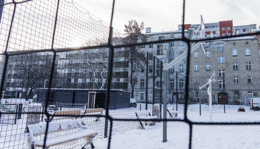 Podwórko w pobliżu placu Grunwaldzkiego jest prawie gotowe po remoncie 19.01.2024