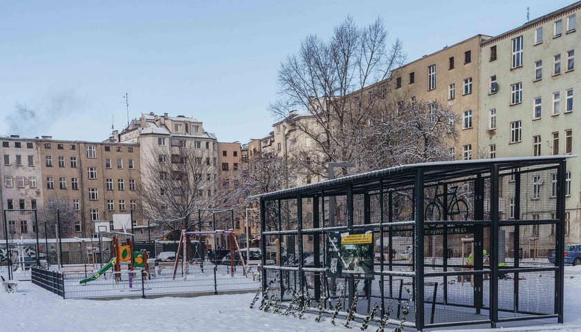 Podwórko w pobliżu placu Grunwaldzkiego jest prawie gotowe po remoncie 19.01.2024