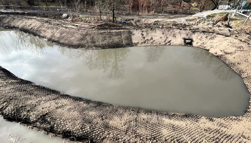 Zbiornik retencyjny nieopodal mostu Na Wilczym Koncie r&oacute;wnież będzie otoczony zielenią.&nbsp;