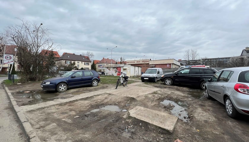 Park kieszonkowy na Różance powstał w miejscu dzikiego parkingu
