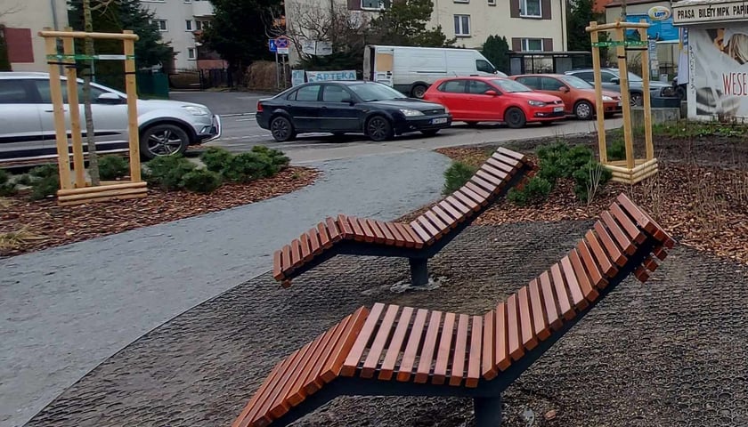 Park kieszonkowy na Różance, który powstał w miejscu dzikiego parkingu