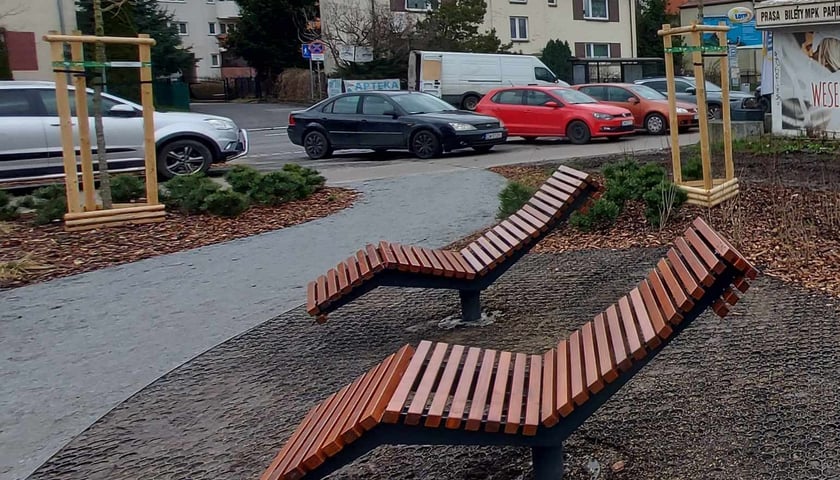 Powiększ obraz: Park kieszonkowy na Różance, który powstał w miejscu dzikiego parkingu