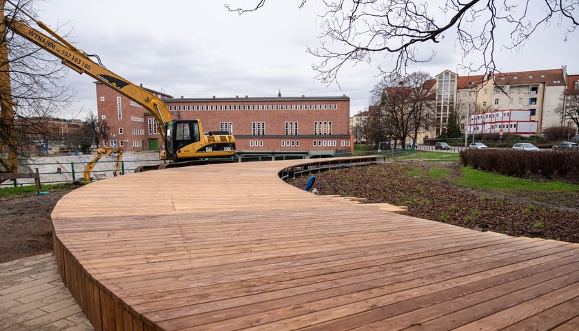 Budowa drewnianego siedziska w centrum Wrocławia