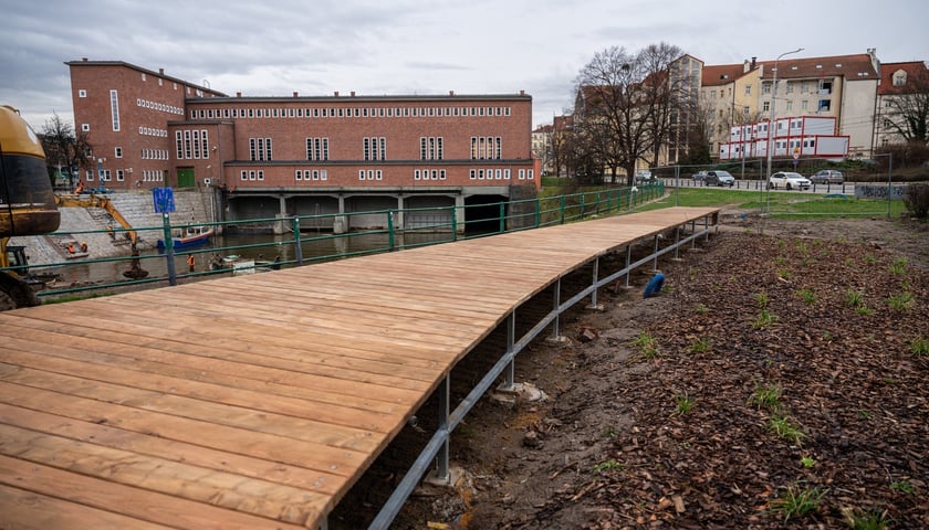 Budowa drewnianego siedziska w centrum Wrocławia