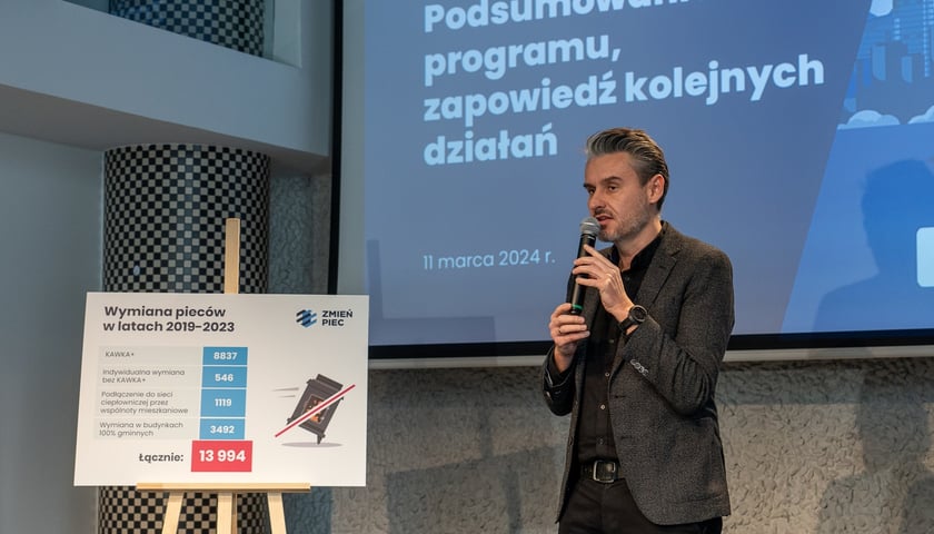 Bartłomiej Ciążyński, wiceprezydent Wrocławia na konferencji prasowej podsumowującej program Zmień Piec