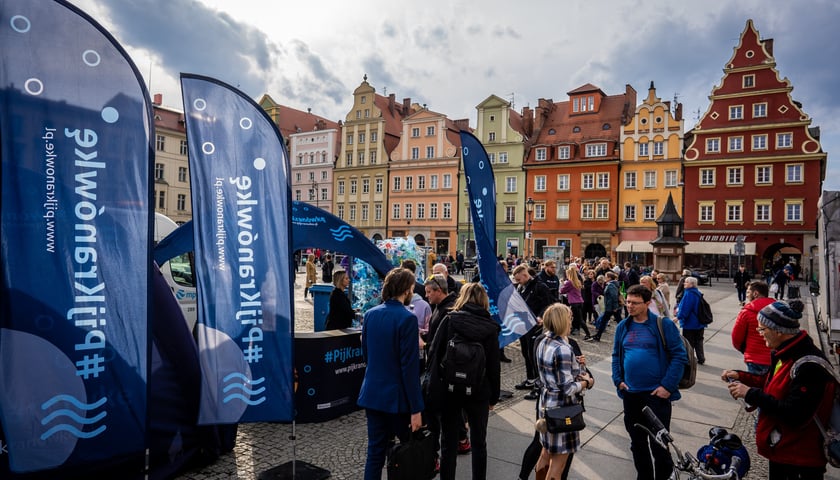 <p>Akcja "Pij kran&oacute;wkę" we Wrocławiu</p>