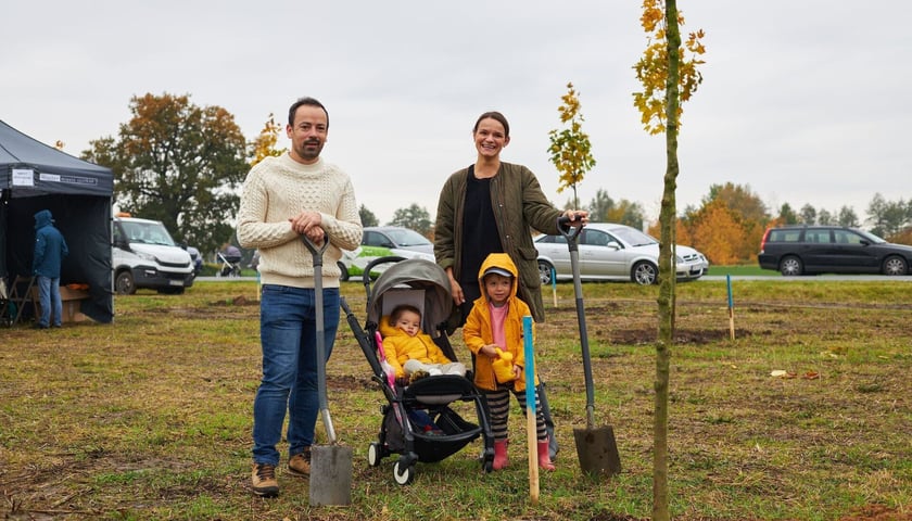 WROśnij we WROcław w październiku 2022 r. przy ul. Rdestowej - rodzina sadzi drzewko dla swoich dzieci