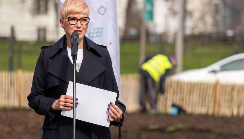 Powiększ obraz: Katarzyna Szymczak-Pomianowska, dyrektorka Departamentu Zrównoważonego Rozwoju UM. Sadzenie lasu kieszonkowego Miyawaki we Wrocławiu, 21.03.2024