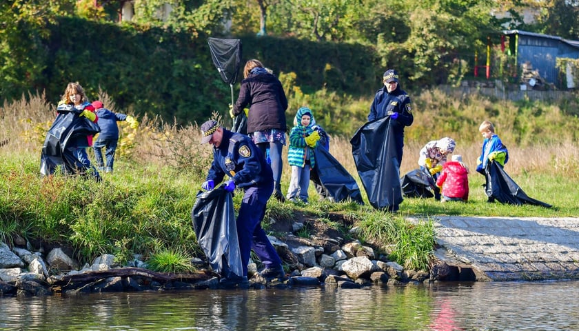 Sprzątanie brzegów rzeki, zdjęcie ilustracyjne