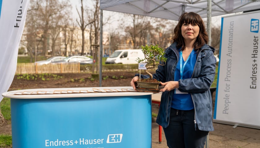 Nadia Golda z firmy Endress+Hauser Polska, sadzenie Mikrolasu Miyawaki we Wrocławiu, 21 marca 2024 roku
