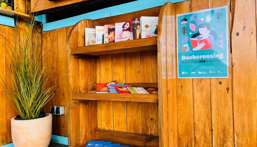 Bookcrossing coraz popularniejszy - regały z książkami w nowych lokalizacjach